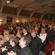 Premierova dekovacka stojici hlediste
